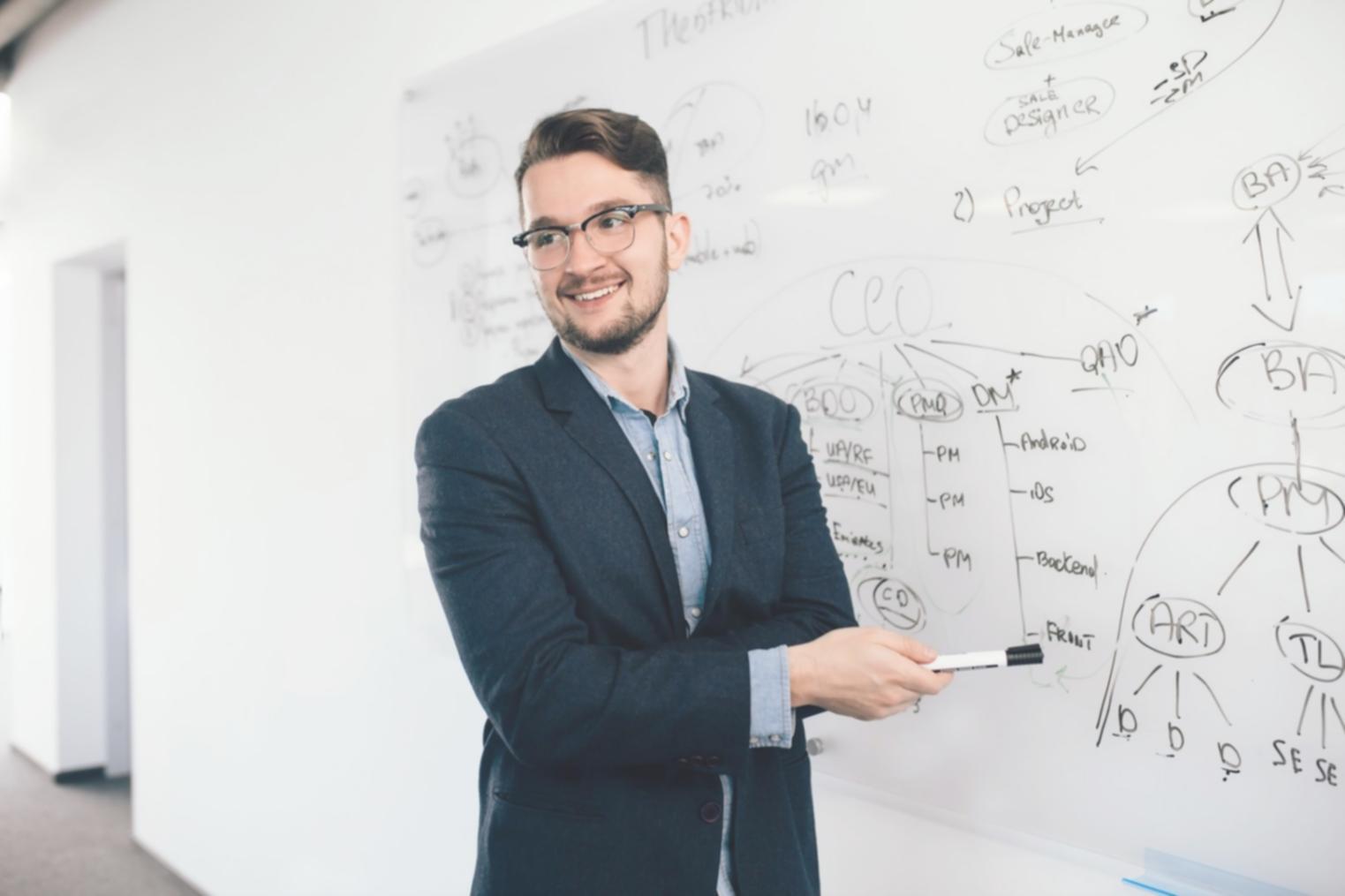 Studenti al lavoro su progetti creativi